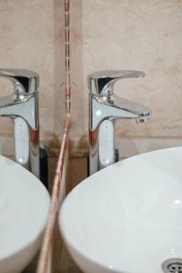 Dos lavabos en un baño con dos grifos en La Quiaca hospedaje económico, en La Quiaca