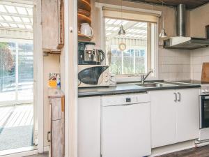 Η κουζίνα ή μικρή κουζίνα στο 4 person holiday home in Haderslev