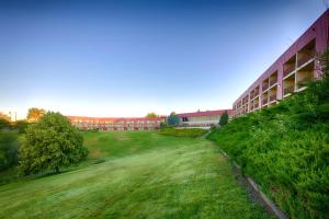 Vrt pred nastanitvijo Red Lion Hotel Pendleton