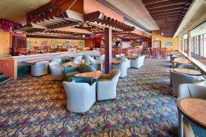 a restaurant with a bar and tables and chairs at Red Lion Hotel Pendleton in Pendleton