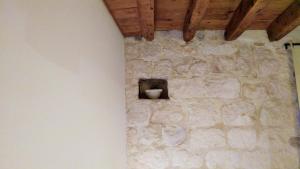 een stenen muur met een toilet in de hoek van een kamer bij Rooms Livia in Trogir