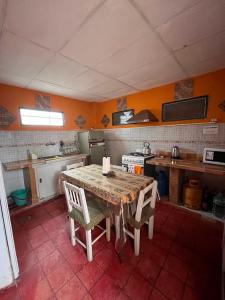 a kitchen with a table and chairs in it at Mi Rancho - Casa De Campo Para Descanso Familiar in Salta