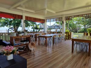 Restaurace v ubytování Nanay Santa's Garden Beach Resort