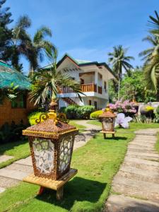 Taman di luar Nanay Santa's Garden Beach Resort
