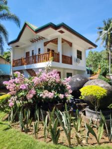 Taman di luar Nanay Santa's Garden Beach Resort
