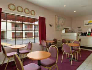 - un restaurant avec des tables et des chaises dans une salle dans l'établissement Days Inn by Wyndham Gallup, à Gallup