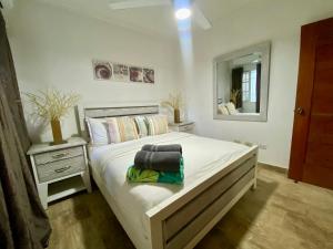 une chambre avec un grand lit et un miroir dans l'établissement Paradise Arenas De Bávaro RD, à Punta Cana 79 autres photos