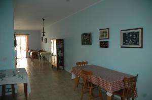 uma sala de jantar e cozinha com mesa e cadeiras em 31 Memories em Pembroke 