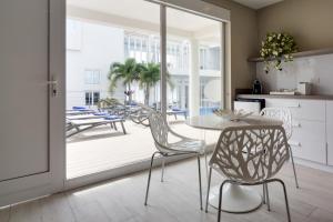 パーム・イーグル・ビーチにあるOcean Z Boutique Hotelのテーブルと椅子のあるキッチンとダイニングルーム