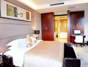 een hotelkamer met een bed en een bureau bij Ramada Plaza by Wyndham Shaowu in Liaojiapai