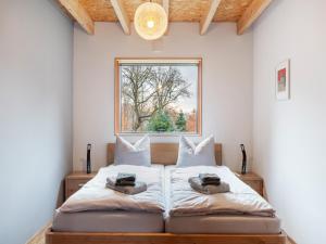 a bedroom with two beds and a window at Waldnahes Ferienhaus in Freital in Freital