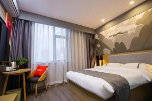 Ένα ή περισσότερα κρεβάτια σε δωμάτιο στο Thank Inn Hotel Guangxi Hechi Yizhou Sankeshu +33 φωτογραφίες