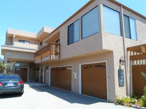 una casa con un coche aparcado delante de ella en 2172-2178 main st, en Morro Bay