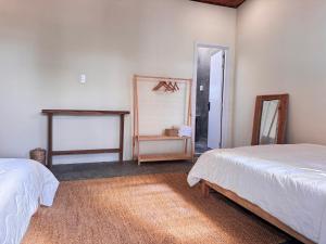 une chambre avec deux lits et un miroir dans l'établissement MIA Villa, à Tiến Thành