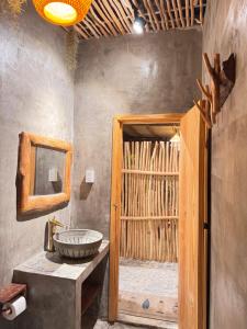 une salle de bain avec un lavabo et un miroir dans l'établissement MIA Villa, à Tiến Thành