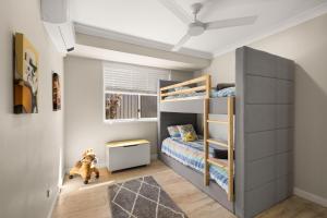 Ένα ή περισσότερα κρεβάτια σε δωμάτιο στο Family Oasis with Saltwater Pool