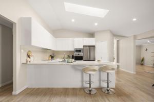 Η κουζίνα ή μικρή κουζίνα στο Spacious Family Home - Pool - Gold Coast Gateway