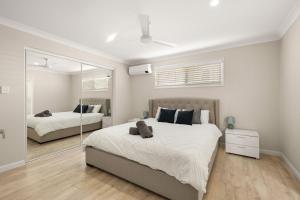 Ένα ή περισσότερα κρεβάτια σε δωμάτιο στο Spacious Family Home - Pool - Gold Coast Gateway