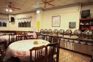 仁愛鄉的住宿－正揚溫泉渡假飯店 ，一间在房间内配有桌椅的餐厅