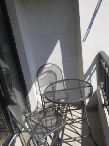 einen Tisch und einen Stuhl auf dem Balkon in der Unterkunft DZL - Apartman Nina in Vrnjačka Banja