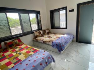 Postel nebo postele na pokoji v ubytování Jogi Homestay