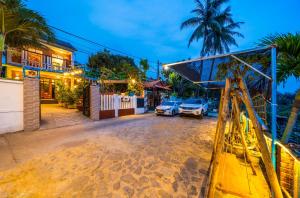 una casa con dos coches aparcados en un estacionamiento en Riverside Dorm and Restaurant, en Hoi An 16 fotos más