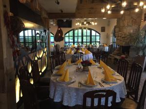 een eetkamer met een tafel met gele servetten erop bij Motel Krnjevo in Krnjevo