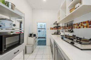 Η κουζίνα ή μικρή κουζίνα στο Karon Beach Holiday Home 1