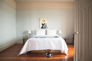 a bedroom with a bed with a white bedspread at Auberge La Seigneurie in Matane