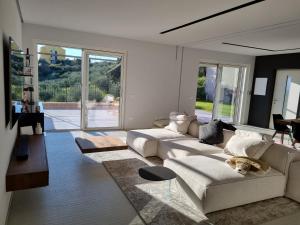 una sala de estar con sofá y un perro tirado en él en Sea & Fitness Villa, en Chiavari