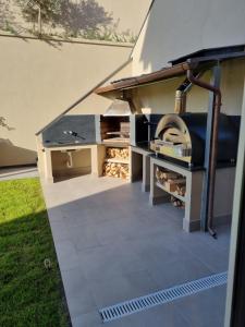 una cocina al aire libre con horno de pizza en un patio en Sea & Fitness Villa, en Chiavari