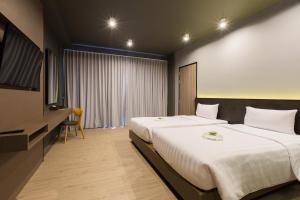 Postel nebo postele na pokoji v ubytování Maya Phuket Airport Hotel-Naiyang Beach