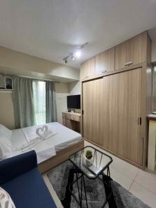 une chambre avec un lit et une table en verre dans l'établissement Modern Condo,Pool, Avida Riala Tower1, à Cebu