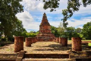 a temple with a stack of bricks and a pyramid at OYO 769 Ban Thassanee in Ban Muang Wa