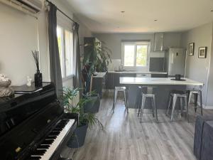 cocina con piano y cocina con encimera en Villa de Koh Samui, en Colomiers