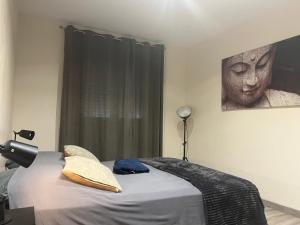 Un dormitorio con una cama con dos almohadas encima. en Villa de Koh Samui, en Colomiers