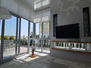 TV/trung tâm giải trí tại Villa with Garden & Roof Deck