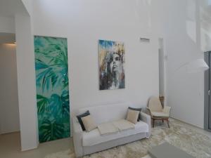 Khu vực ghế ngồi tại Villa with Garden & Roof Deck