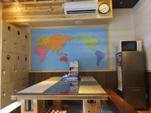 小松市にあるゲストハウス三日市の壁に世界地図を掲げたテーブル