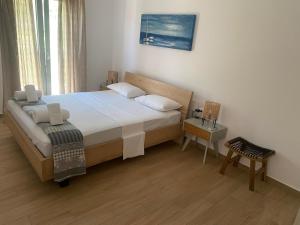 a bedroom with a large bed and a table at Anesi Vista Apartment in Vasiliki