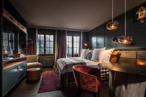Rúm í herbergi á HUUS Gstaad