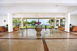 eine große Lobby mit einer großen Vase mit Blumen darin in der Unterkunft Mandara Resort Mirissa in Mirissa