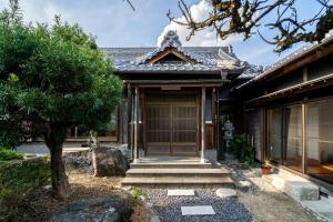 粉河にある里庵紀の風 Rian Kinokazeの木の扉と木の家
