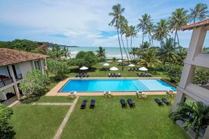 - une vue aérienne sur un complexe avec une piscine et l'océan dans l'établissement Mandara Resort Mirissa, à Mirissa