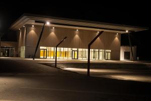 ein Gebäude mit Lichtern in der Nacht davor in der Unterkunft Fyrtårn Tommerup Hostel in Tommerup
