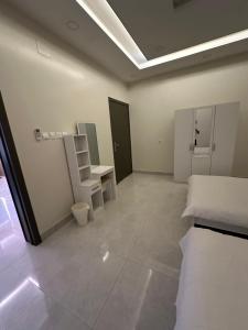 アブハにあるEl Ocaso - Luxury roof hotel in Abhaの机と洗面台のある空の部屋 +68枚の写真