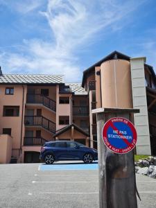 a sign on a pole in front of a building at Chambre d'hôte chez Thibault à proximité des pistes 200 M départ depuis le Fournet et nombreux itinéraires de randonnées au pied de l'immeuble in Vars +10 photos
