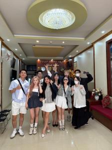 サパにあるSapa Tulip Hotelの部屋の中で写真を撮る人々のグループ +21枚の写真