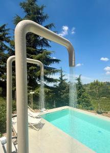 ein Swimmingpool mit Wasserfontäne in der Unterkunft Villa Eleonora Italia in Mornico Losana