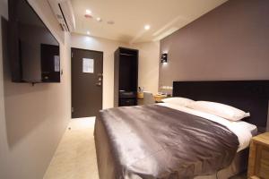 a bedroom with a large bed in a room at E-House Xining Branch in Taipei